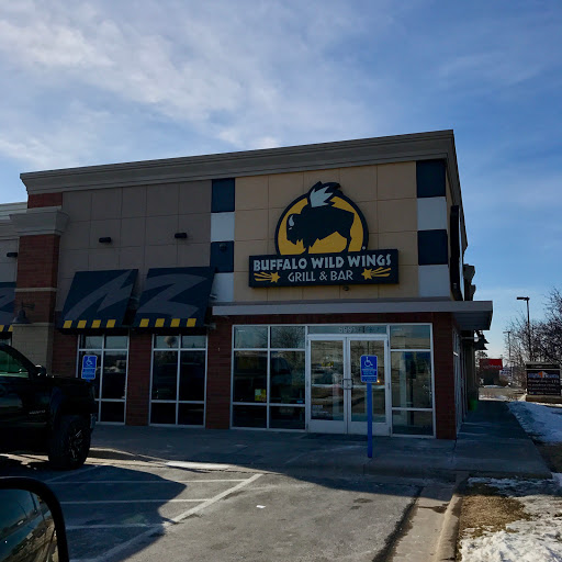 Chicken Wings Restaurant «Buffalo Wild Wings», reviews and photos, 5991 Norwich Ave N, Oak Park Heights, MN 55082, USA
