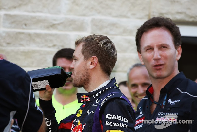 Себастьян Феттель с бутылкой Егермейстера на праздновании победы на Гран-при США 2013