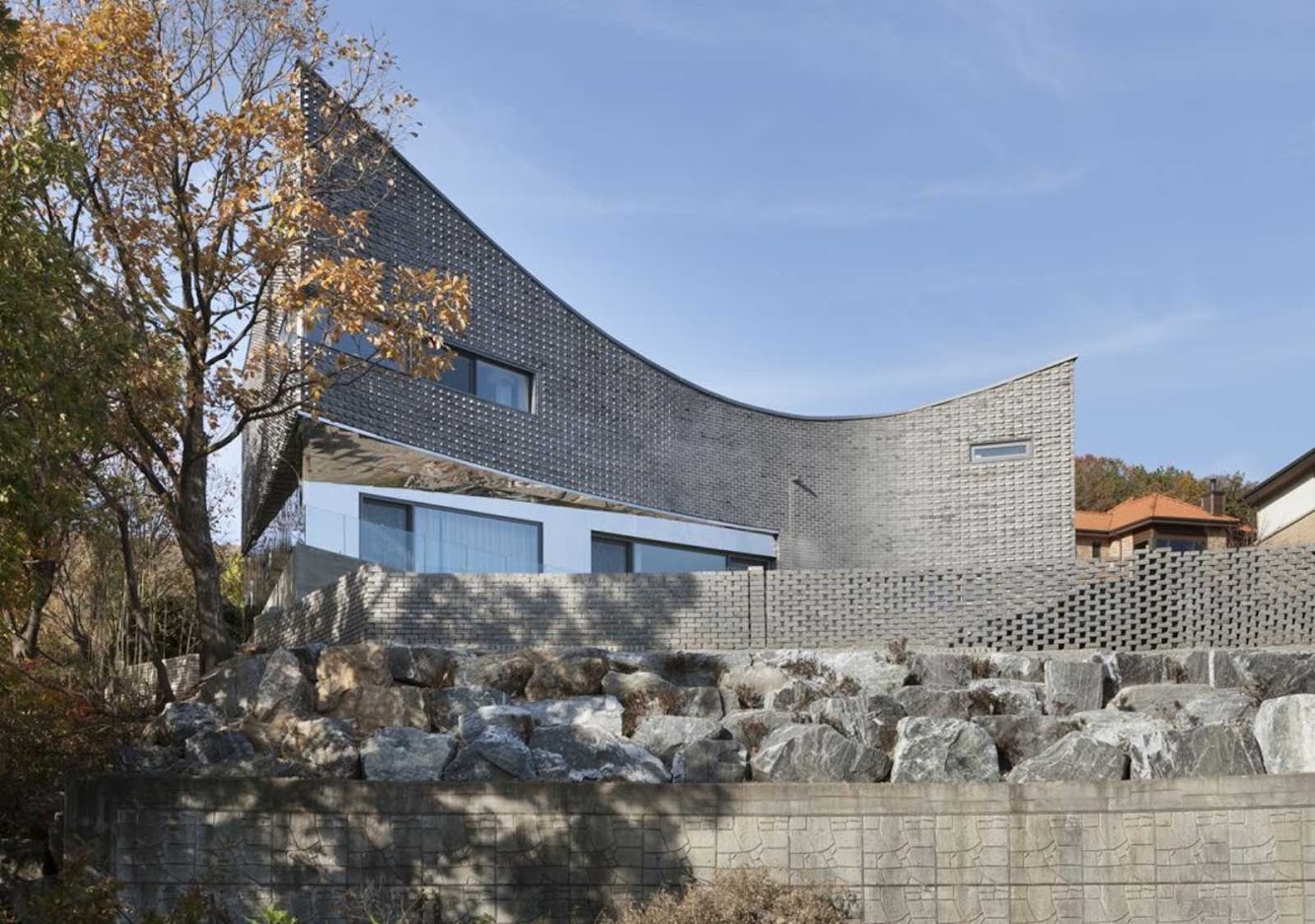 The Curving House by Joho Architecture