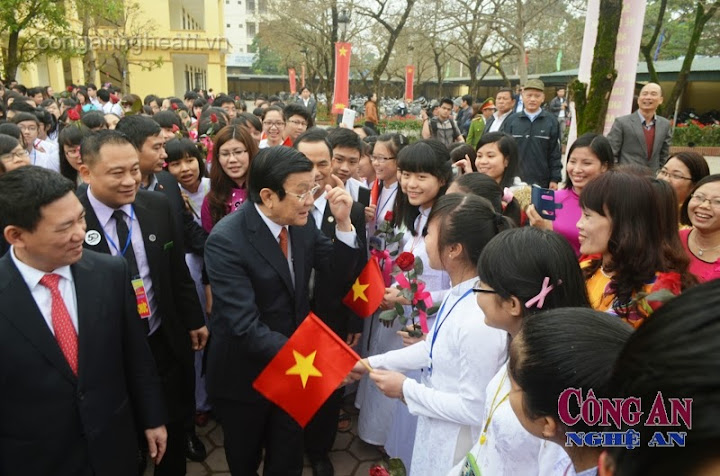 Tập thể giáo viên, học sinh Trường THPT chuyên Phan Bội Châu hân hoan chào đón Chủ tịch nước Trương Tấn Sang