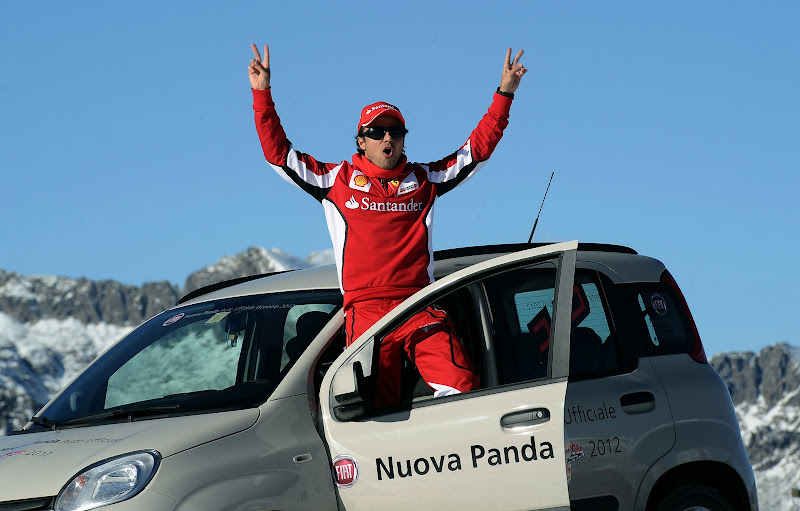 Фелипе Масса выходит из своего Fiat и приветствует всех на Wrooom 2012