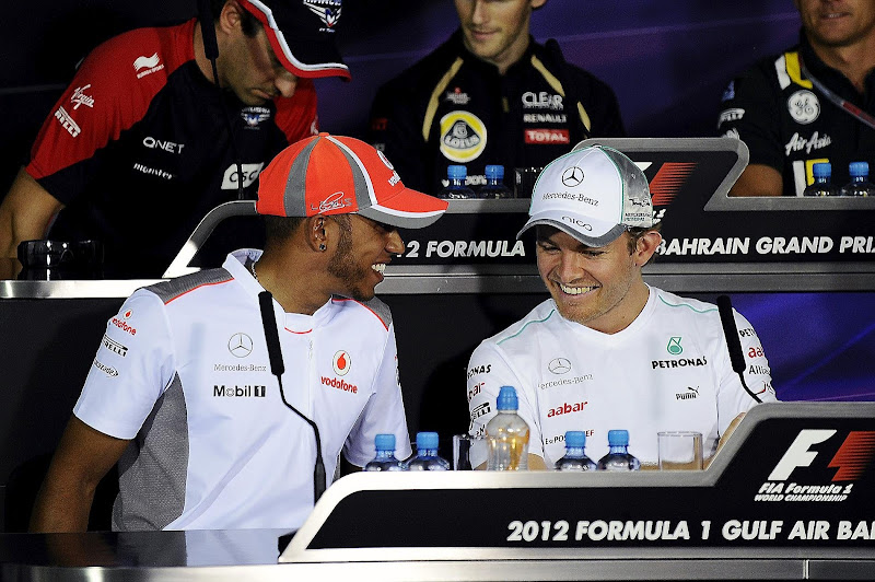 смеющиеся Льюис Хэмилтон и Нико Росберг на пресс-конференции в четверг на Гран-при Бахрейна 2012