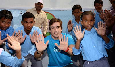 Фернандо Алонсо UNICEF Handwashing Day на Гран-при Индии 2012