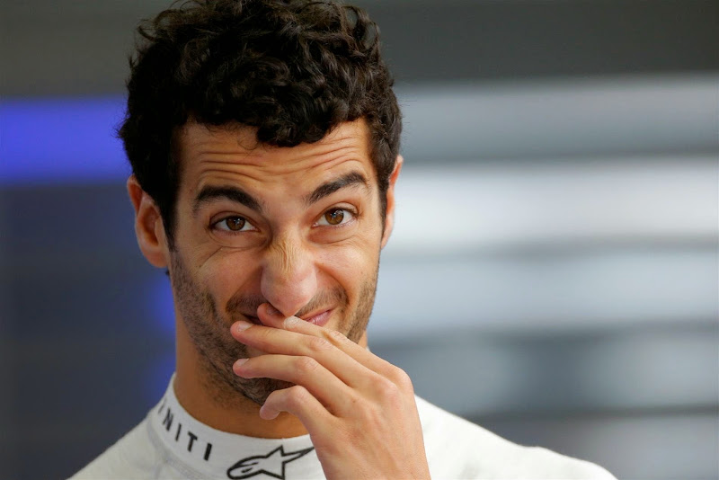 удивленно-улыбающийся Даниэль Риккардо на Гран-при Бразилии 2014