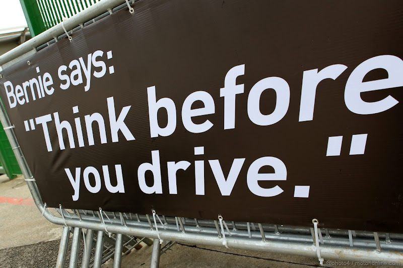 фраза Берни Экклстоуна на баннере на Гран-при Бразилии 2012