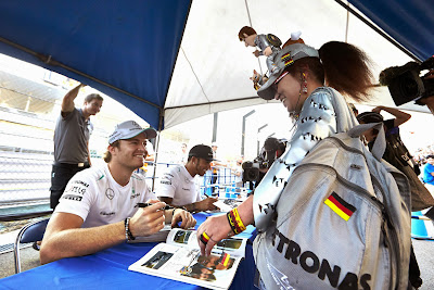 супер-болельщица Mercedes в серебряном костюме на автограф-сессии Гран-при Японии 2013