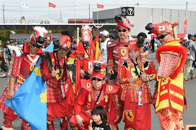 болельщики Ferrari в костюмах на Гран-при Японии 2014