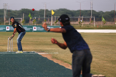 Марк Уэббер играет в крикет перед Гран-при Индии 2012