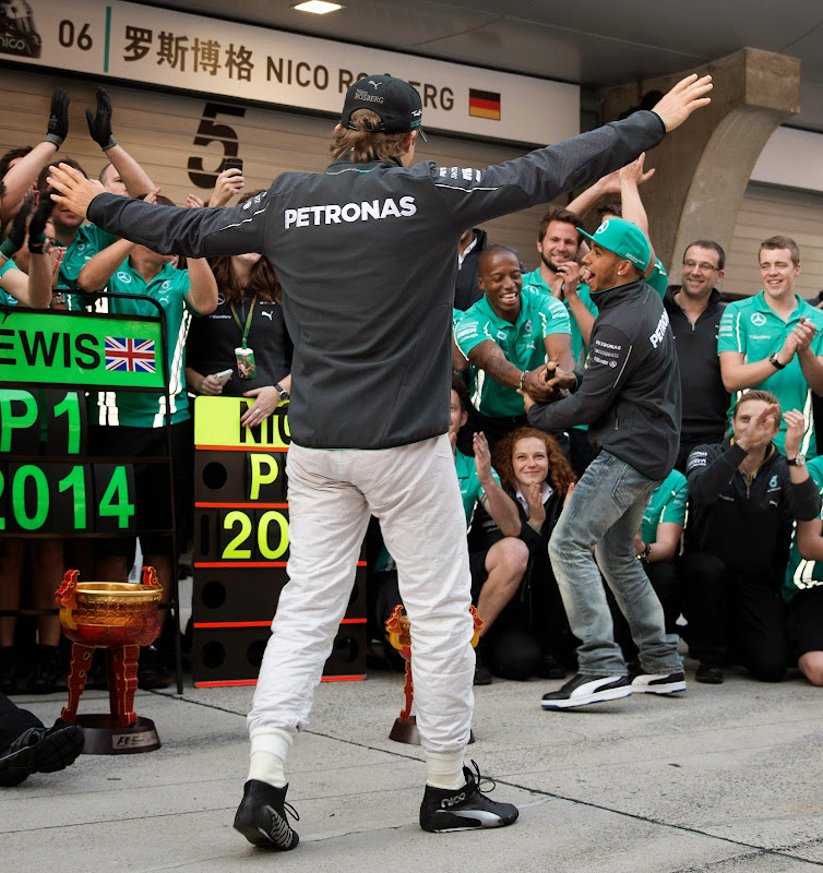Нико Росберг вливается в праздник Льюиса Хэмилтона и механиков Mercedes после дубля на Гран-при Китая 2014