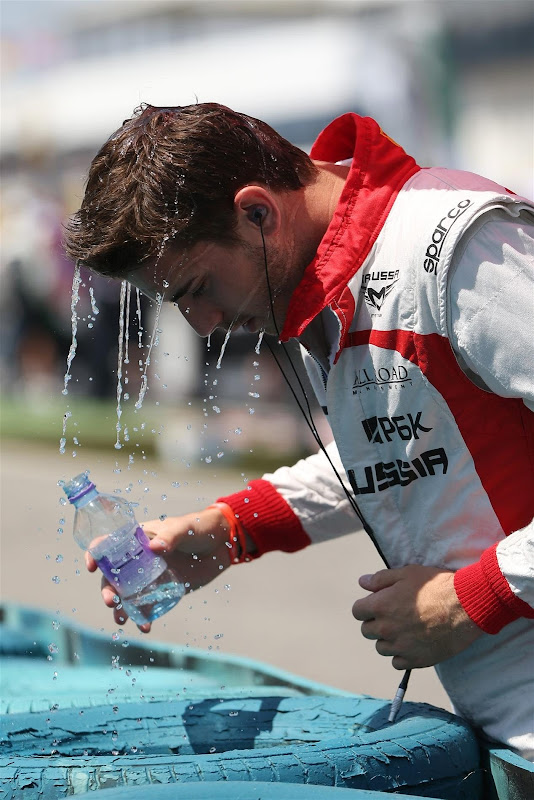 Жюль Бьянки обливается водой на Гран-при Венгрии 2013