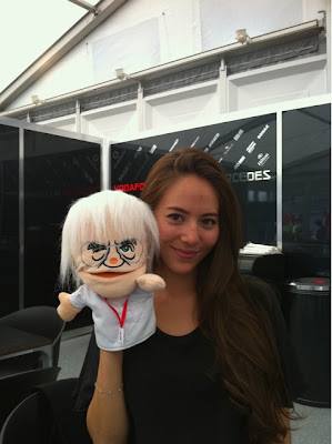 Джессика Мичибата с куклой Берни Экклстоуна на Гран-при Японии 2011