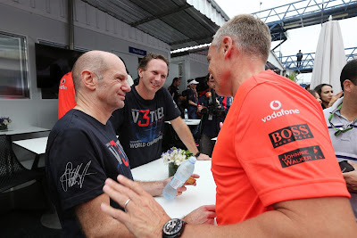 Мартин Уитмарш поздравляет Эдриана Ньюи и Кристиана Хорнера с удачным сезоном на Гран-при Бразилии 2012