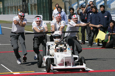 команда Sauber Soapbox толкает болид Камуи Кобаяши на Гран-при Японии 2011