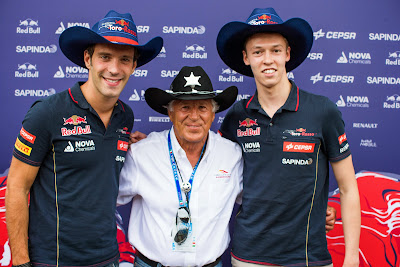 Жан-Эрик Вернь и Даниил Квят в ковбойских шляпах от Марио Андретти на Гран-при Италии 2014