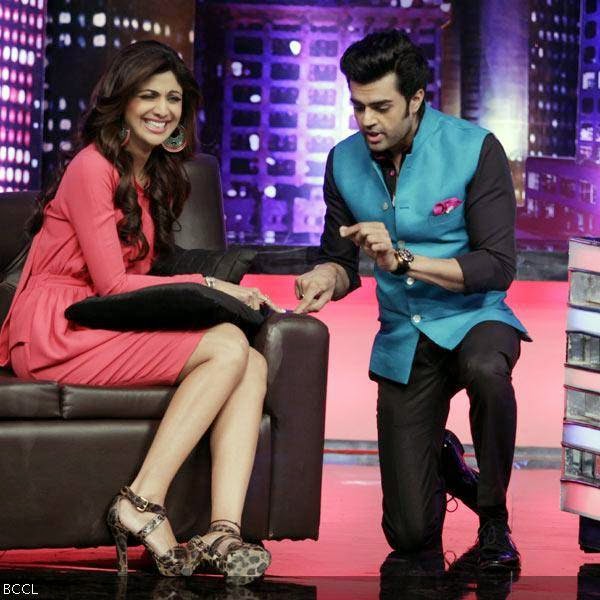 Shilpa Shetty shares a light moment with Manish Paul during the promotion of movie Dishkiyaaoon on the sets of the popular TV show Mad In India, in Mumbai. (Pic: Viral Bhayani) Shilpa Shetty shares a light moment with Manish Paul during the promotion of movie Dishkiyaaoon on the sets of the popular TV show Mad In India, in Mumbai. (Pic: Viral Bhayani)