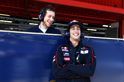 улыбающиеся Даниэль Риккардо и Джо Инглес на предсезонных тестах 2012 в Барселоне 24 февраля 2012