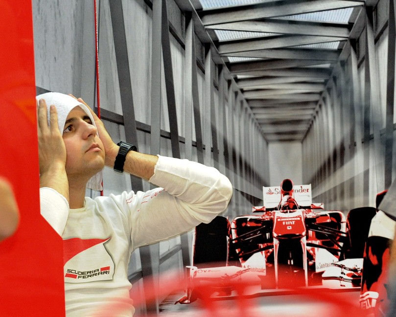 Фелипе Масса вытирает голову полотенцем на голове в гараже Ferrari на Гран-при Сингапура 2011
