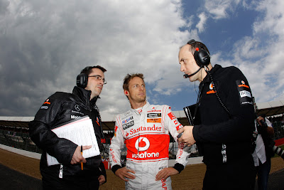 Дженсон Баттон с механиками McLaren перед стартом под суровым небом Сильверстоуна на Гран-при Великобритании 2011