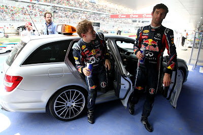 Себастьян Феттель и Марк Уэббер выходят из машины в субботу на Гран-при Индии 2011