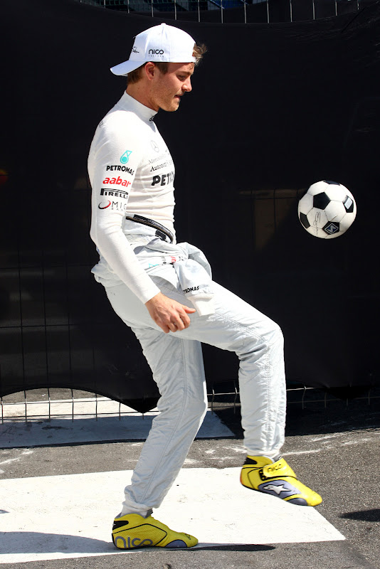 Нико Росберг набивает мяч на Гран-при Бразилии 2011