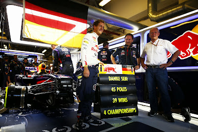 Danke Seb в гараже Red Bull на Гран-при Абу-Даби 2014