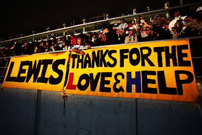 плакат болельщиков Льюиса Хэмилтона на трибунах трассы Сузука на Гран-при Японии 2011