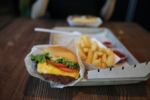 Hamburger Restaurant «Shake Shack», reviews and photos, 4999 Old Orchard Shopping Center, Skokie, IL 60077, USA