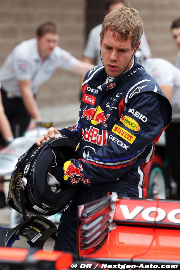 Себастьян Феттель обходит болид McLaren после квалификации на Гран-при Кореи 2011