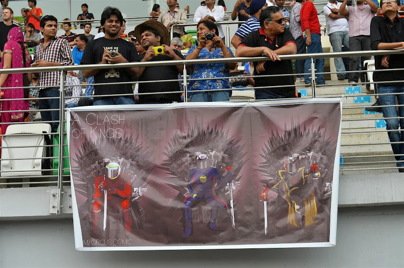 Битва королей - баннер болельщиков на трибуне Гран-при Индии 2013