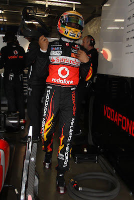 Льюис Хэмилтон во время квалификации в специально подготовленном для Гран-при Германии 2011 комбинезоне от Hugo Boss
