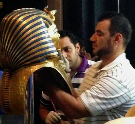 Tutankhamun’s burial mask "irreversibly damaged" Tutankhamun’s burial mask "irreversibly damaged"