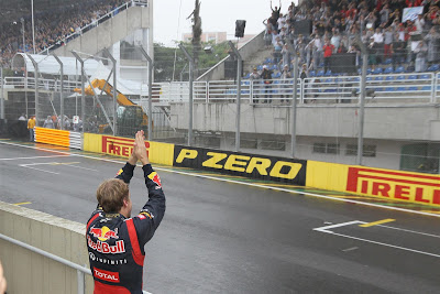 Себастьян Феттель благодарит болельщиков на трибунах Интерлагоса на Гран-при Бразилии 2012