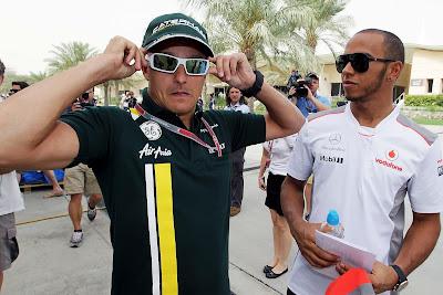 Хейкки Ковалайнен и Льюис Хэмилтон в очках на Гран-при Бахрейна 2012