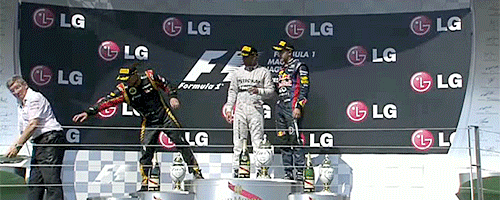гифка Кими Райкконен притягивает Росса Брауна на подиуме Гран-при Венгрии 2013
