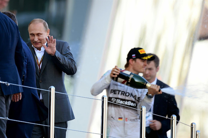 Владимир Путин убегает от шампанского с подиума Гран-при России 2014