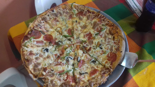Pizza Valenciana Ajijic, Marcos Castellano 9-A,, Centro, 45920 Ajijic, Jal., México, Restaurante italiano | JAL