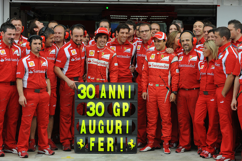 Фернандо Алонсо в окружении Ferrari у боксов в честь 30-летия гонщика на Гран-при Венгрии 2011
