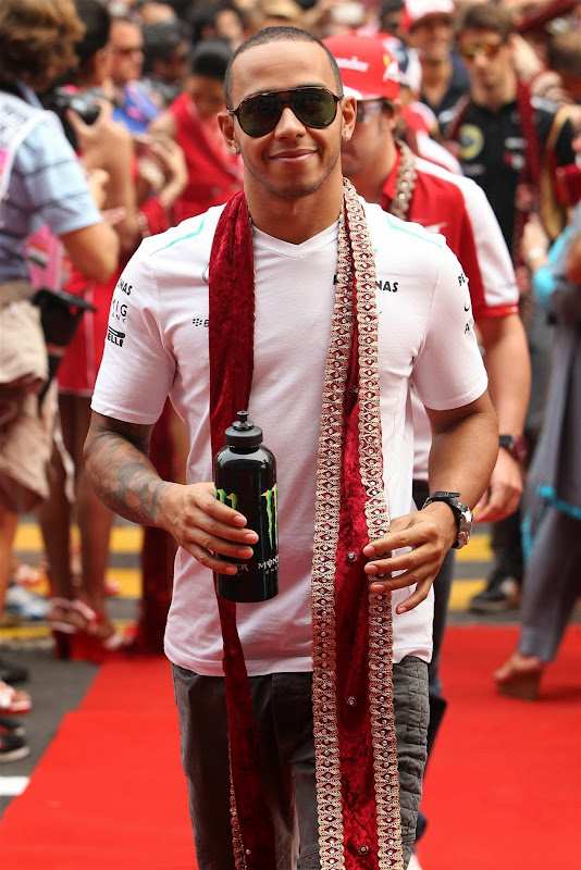 Льюис Хэмилтон в традиционном шарфе на параде пилотов Гран-при Индии 2013