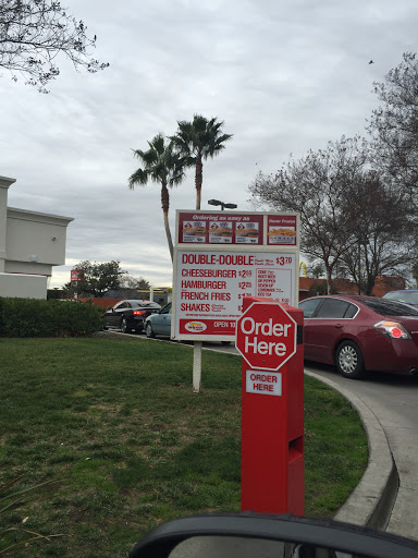 Hamburger Restaurant «In-N-Out Burger», reviews and photos, 575 W Clover Rd, Tracy, CA 95376, USA