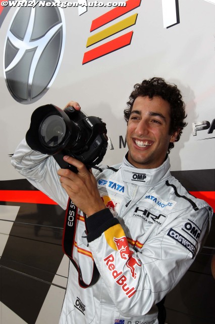 Даниэль Риккардо с фотоаппаратом на Гран-при Великобритании 2011