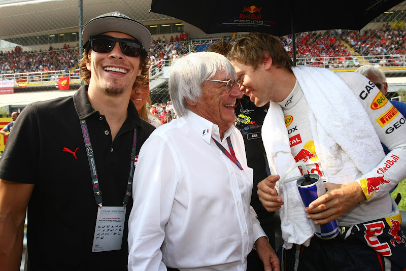 Ники Хэйден в компании Берни Экклстоуна и Себастьяна Феттеля на стартовой решетке Монцы на Гран-при Италии 2011