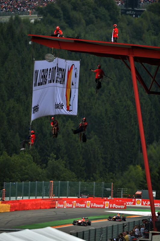 баннер на главной трибуне Гран-при Бельгии 2013 против Shell