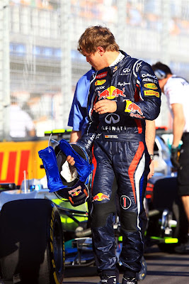Себастьян Феттель разглядывает болиды после квалификации на Гран-при Австралии 2012