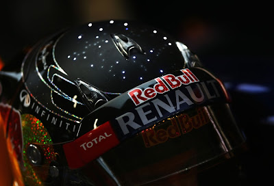 Себастьян Феттель в шлеме со звездами на Гран-при Сингапура 2012