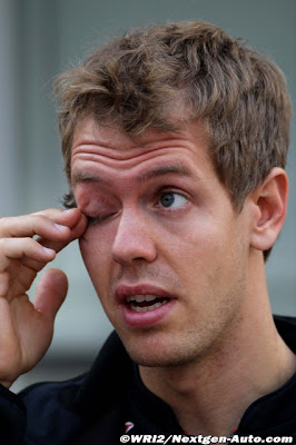 Себастьян Феттель протирает глаз на Гран-при Кореи 2011