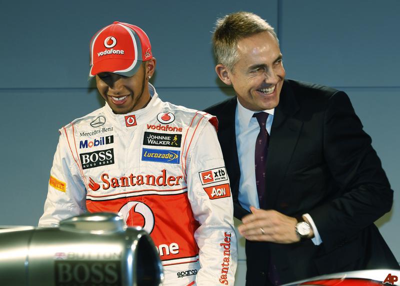 Мартин Уитмарш смеется за спиной Льюиса Хэмилтона на презентации McLaren MP4-27 - 1 февраля 2012