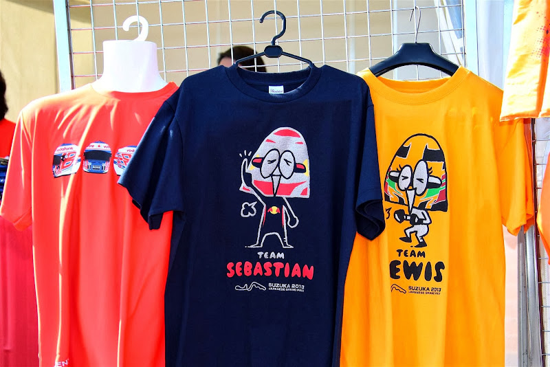 забавные футболки Феттеля и Хэмилтона в продаже на Гран-при Японии 2013