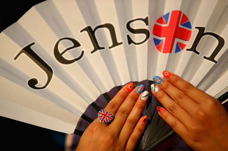 болельщица Дженсона Баттона с артом на ногтях и веером на Гран-при Японии 2013
