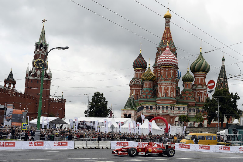 Камуи Кобаяши за рулем Ferrari на Moscow City Racing 2013