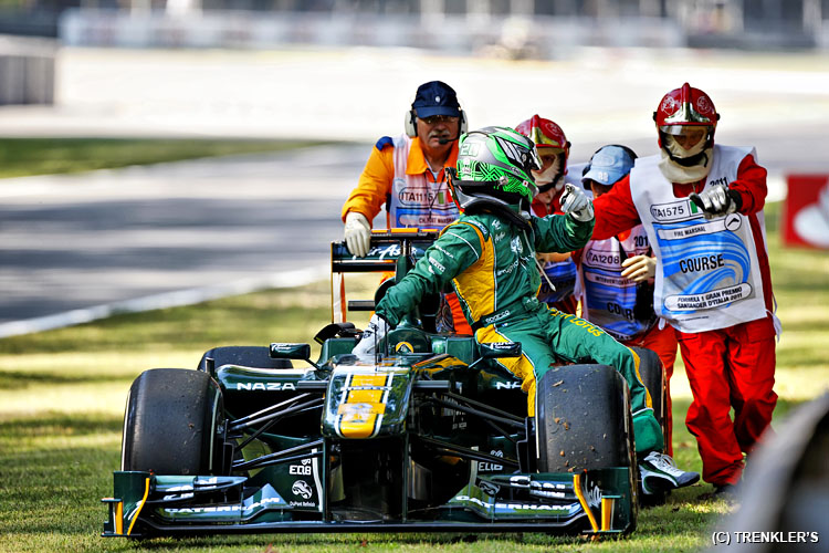 Хейкки Ковалайнена и его Lotus толкают маршалы на Гран-при Италии 2011